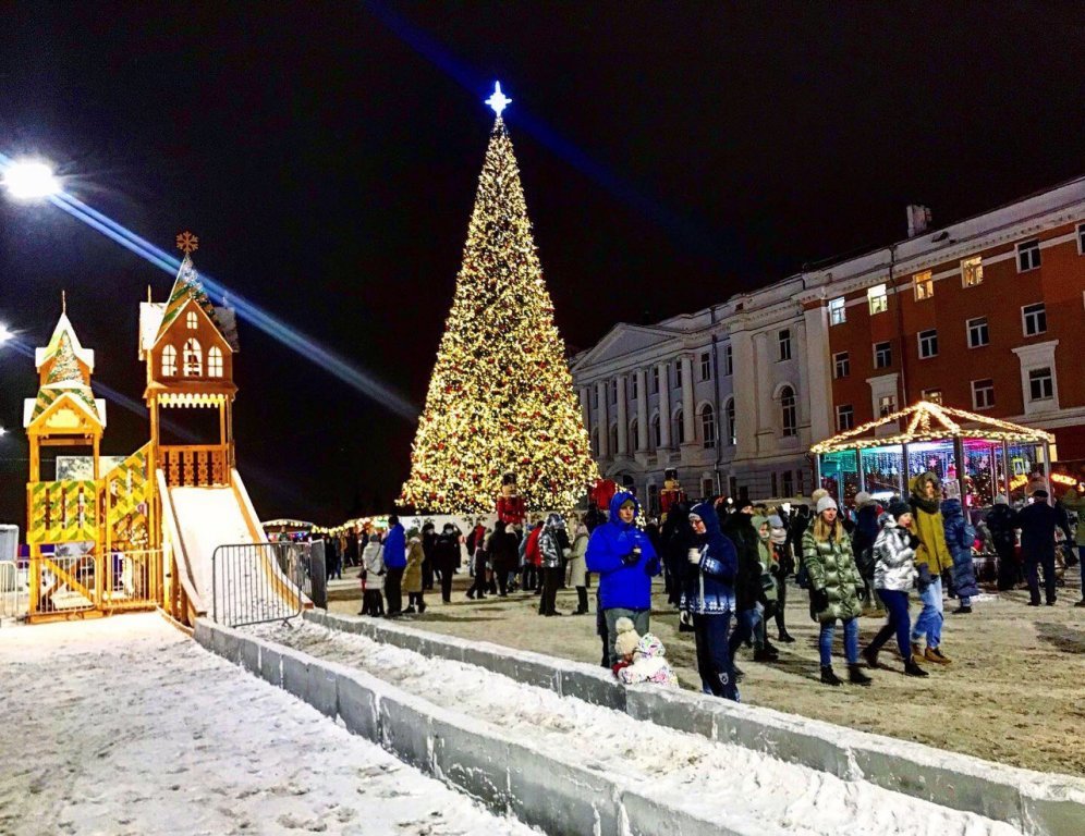 Новый год в нижнем новгороде. Нижний Новгород площадь Минина елка. Новогодняя площадь. Новогодняя елка на площади.