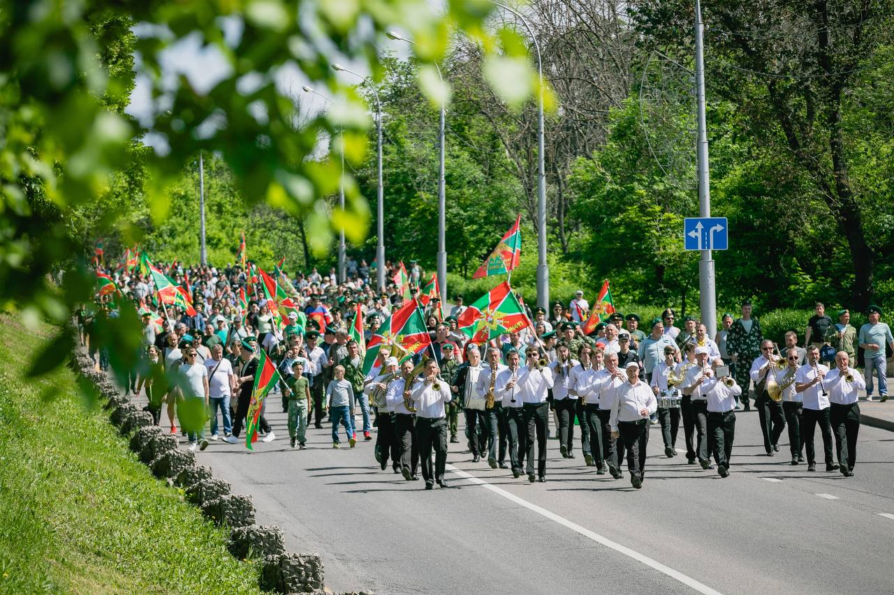 Шествием и митингом отметили День пограничника в Липецке