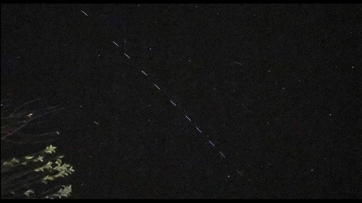 Пролетает старлинк. Пролетает старлинк. Спутники spacex в небе. Пролетает старлинк. Спутник старлинк поезд.