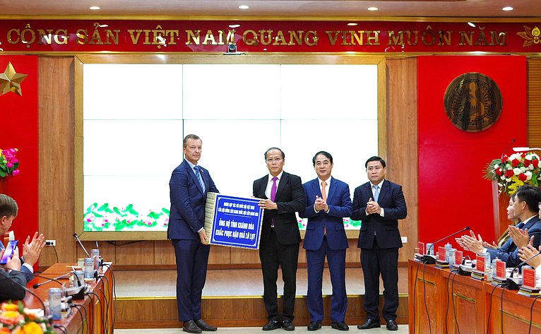 Делегация Совета Федерации во главе с первым заместителем Председателя СФ Андреем Яцкиным в рамках визита во Вьетнам встретились с руководством Народного комитета провинции Кханьхоа