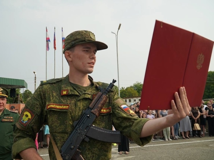 На верность Отечеству: Александр Трубилин поздравил выпускников военного учебного центра КубГАУ