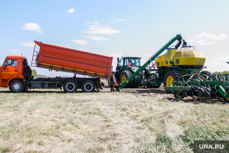 Посевная. Поселок Глинки. Курган, посевная, полевые работы, сельхозтехника, трактор джон дир, john deere, камаз с пшеницей, засыпка зерна, сельское хозяйство