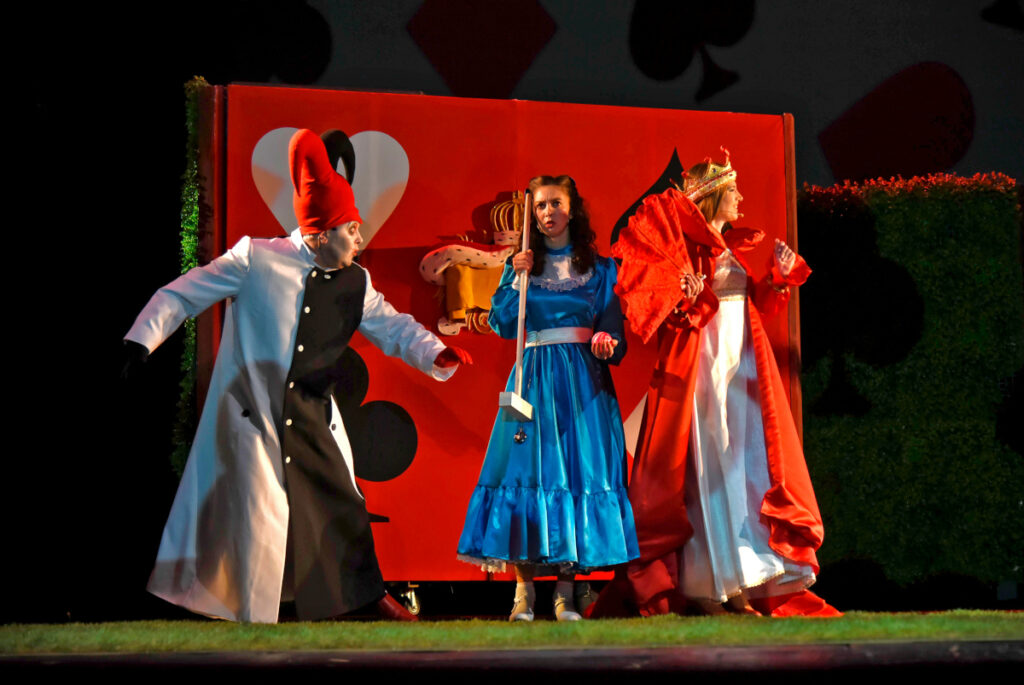 Премьеру сказки «Алиса в стране чудес» брянского ТЮЗа зрители удостоили оваций