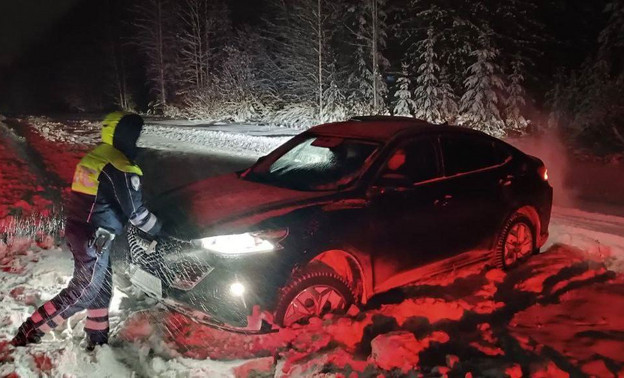 В Кировской области полицейские помогли вылетевшему в кювет водителю