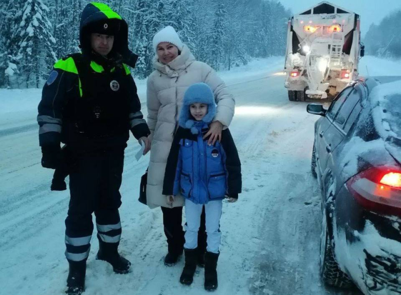 Полицейские помогли маме с ребенком выбраться из снежного плена