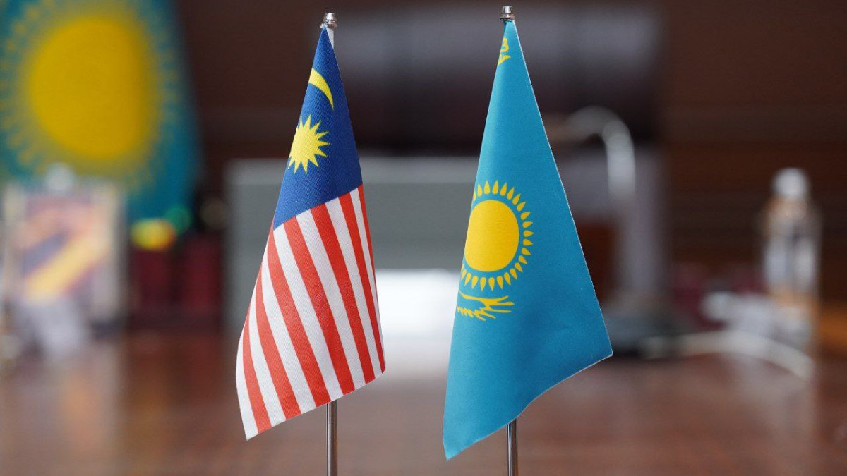 Казахстан малайзия. Флаг Казахстана и США. Султаны Малайзии. Kazakhstan and Sweden. Kazakhstan and Sweden Ambassadors.