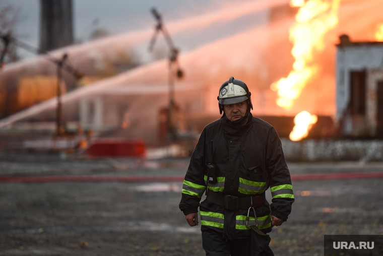 Пожар в спортивном комплексе. Малиновский ХМАО пожар. Сгоревшее нефтехранилище. Пожар на нефтебазе.