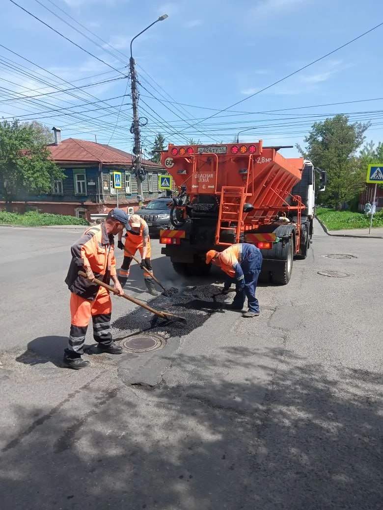 В Курске дорожники начали ямочный ремонт улицы Большевиков