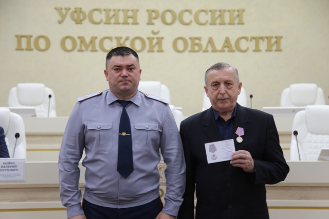 В рамках еженедельного совещания по подведению итогов служебной деятельности за прошедшую неделю начальник УФСИН России по Омской области Сергей Балдин поздравил отличившихся сотрудников