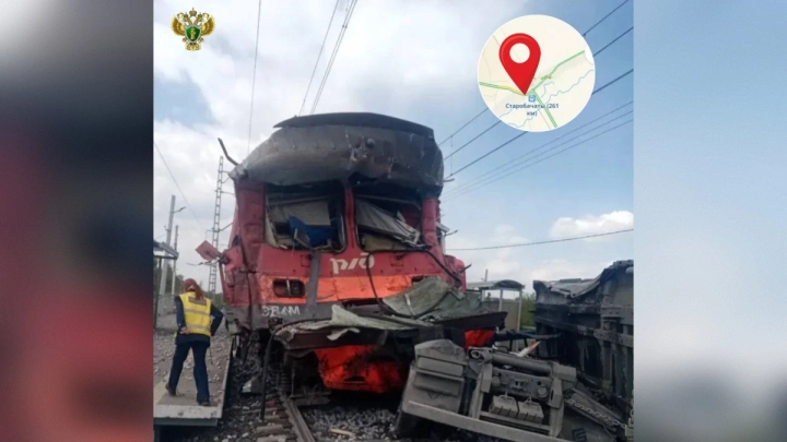 Два человека пострадали при столкновении электропоезда и грузовика в Кузбассе