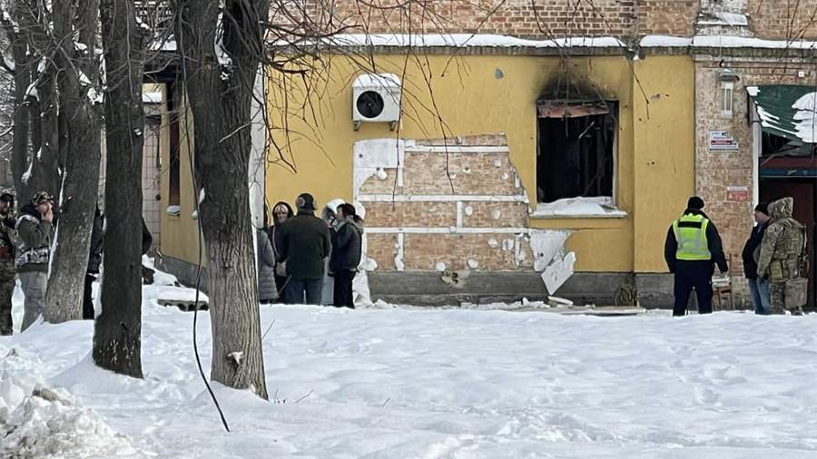 Вандалы срезали с фасада здания в Гостомеле граффити уличного художника ...