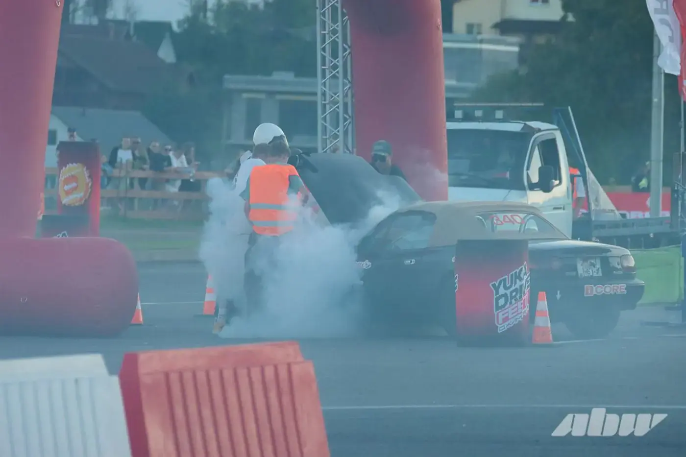 Была бита, дважды горела, но побеждает в гонках: история редкой Mazda Miata из США
