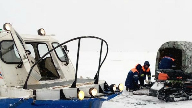 Выход на лед на рыбинском водохранилище. 123 Служба спасения. Лед на Рыбинском 3 метра. Трещины во льду на Рыбинское водохранилище.