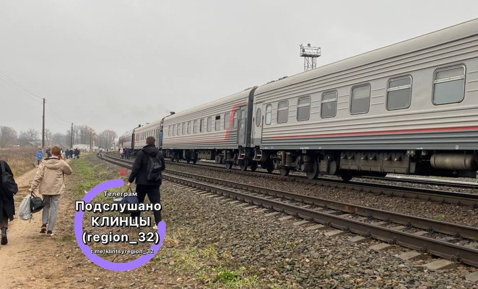 Москва новозыбков ржд. Машинист пассажирского поезда. Поезд 270с. Электричка Новозыбков Клинцы. Поезд Клинцы Ростов.