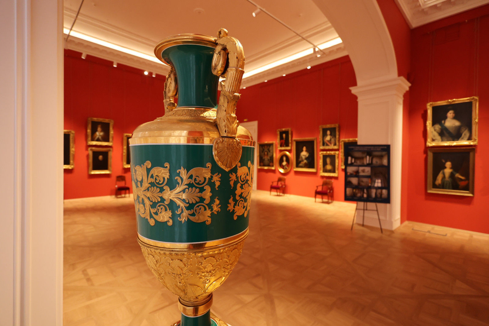 музей декоративного искусства. красный зал русский музей. русский музей мария федоровна. музейные экспозиции средневековья. предметы в русском музее.