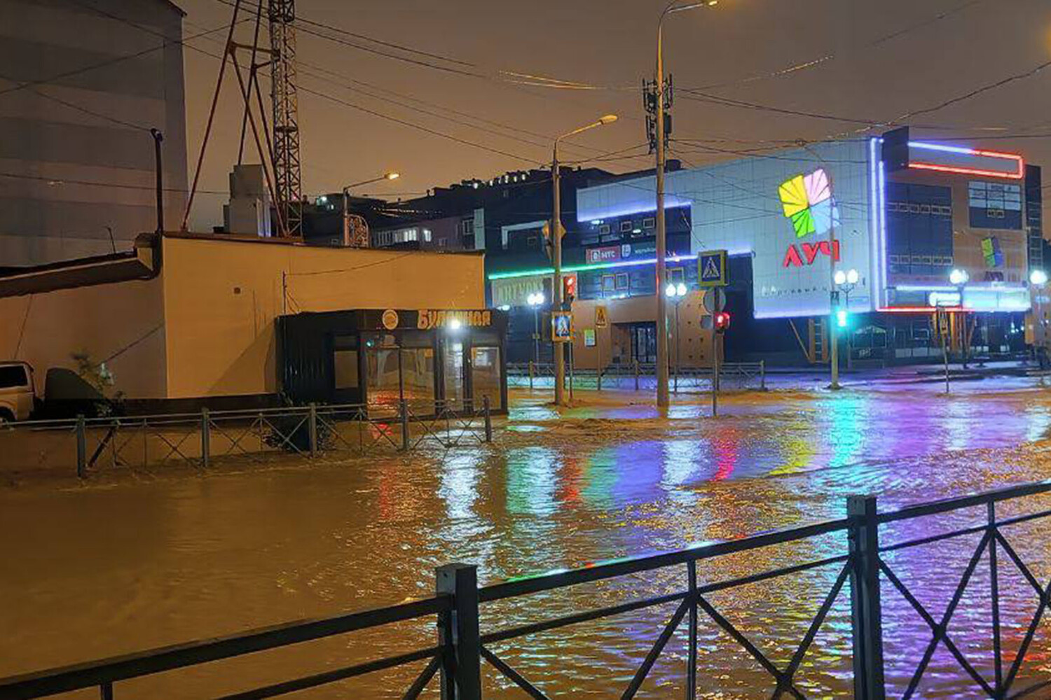 Грязный дождь. Ливень в южно-сахалинске на горном воздухе. Южно сахалинск режим чс 2024. Южно сахалинск мост. Южно сахалинск режим чс 2024.