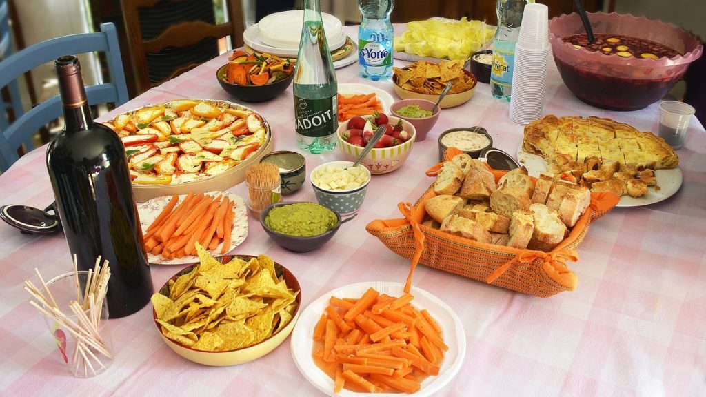 угощения сколько. угощения сколько. угощения сколько. накрыть праздничный стол. еда на детский праздник.