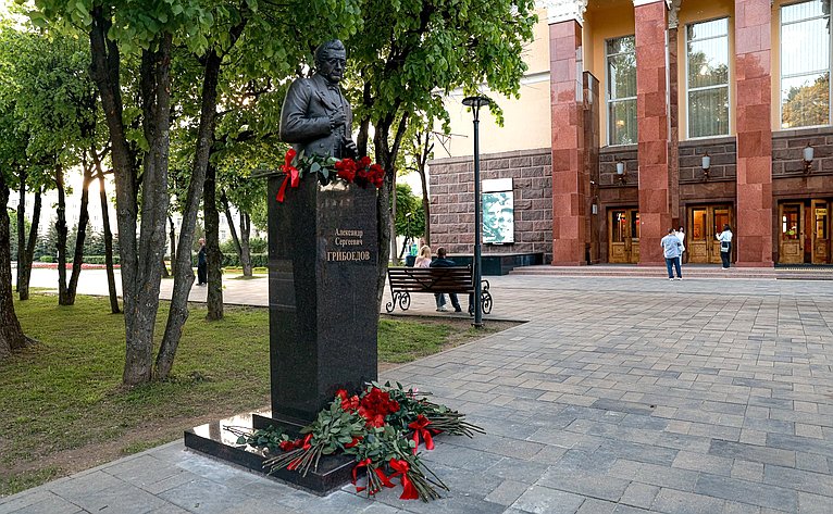 В рамках культурной части российско-белорусской экспедиции установлен бюст А.С. Грибоедова у входа в Смоленский государственный академический драматический театр, носящий имя драматурга
