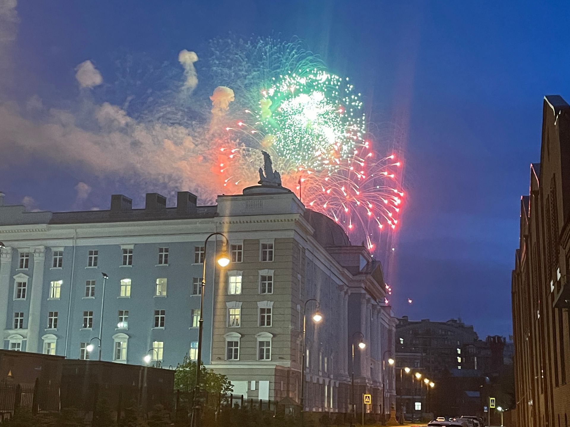 Салют в санкт петербурге 9. Салют Победы СПБ. Салют 9 мая СПБ. Салют 9 мая 1 салют. День Победы салют фото.