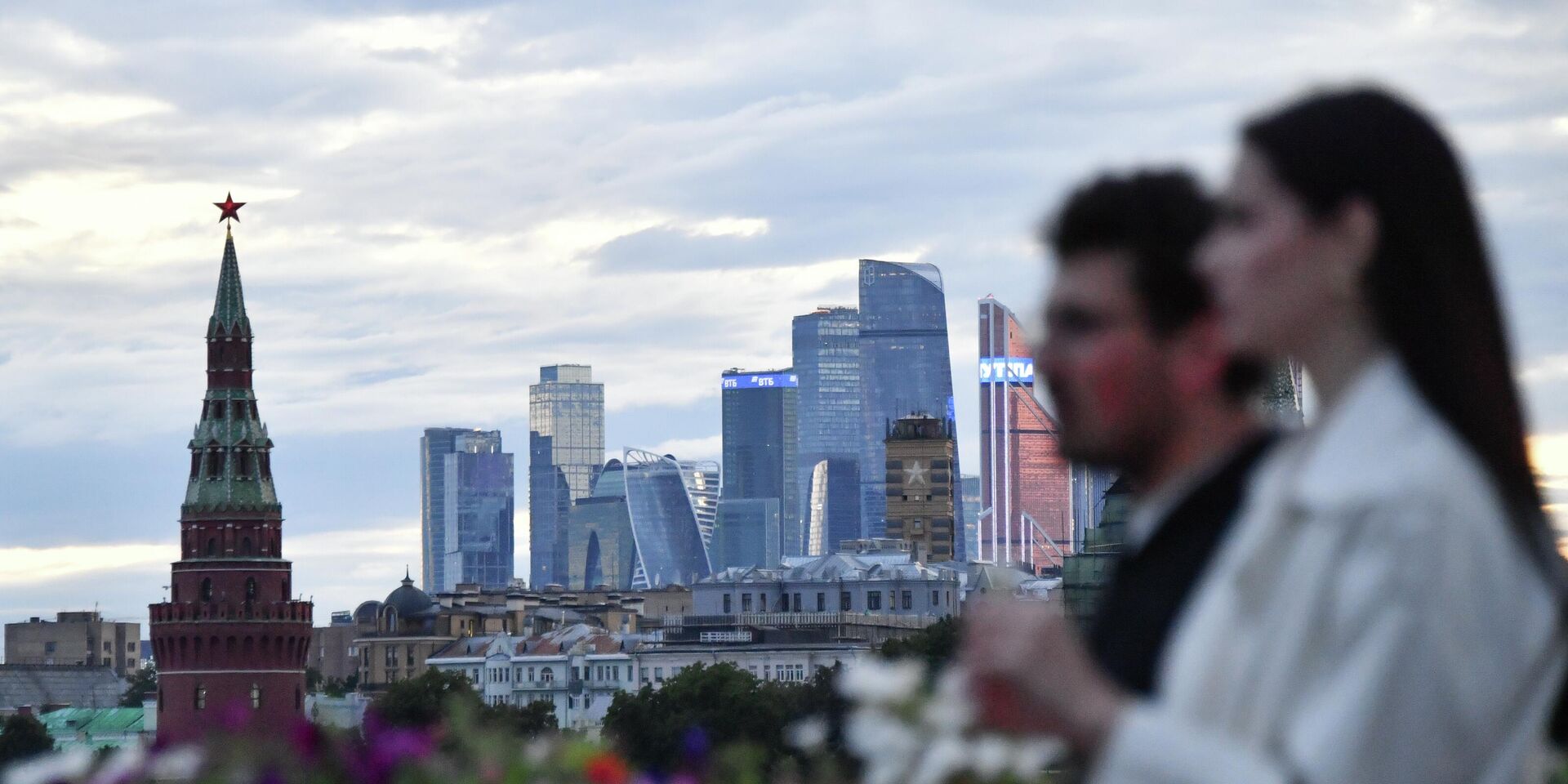 Молодой человек с девушкой идут по Большому Москворецкому мосту в Москве - ИноСМИ, 1920, 04.12.2025