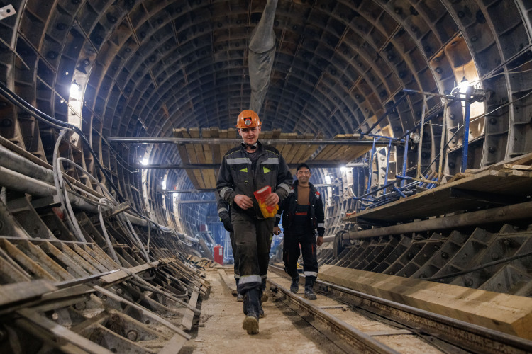 Дальнейшее развитие сети действительно может идти по двум вариантам пути: либо с продолжением строительства линии в северном направлении к существующим жилым массивам в Ново-Савиновский и Московский районы, либо с началом строительства центрального участка линии восток — центр города