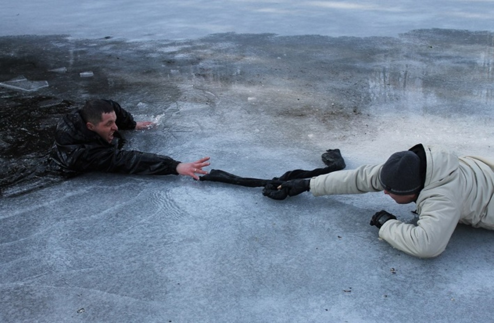 Ситуация терпит. Человек проволился под лёд. Человек провалился под лед. Тонкий лед.