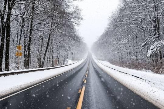 Автомобилистов из регионов Центральной России попросили не садиться за руль из-за сильнейшего снегопада (изображение: shedevrum.ai)