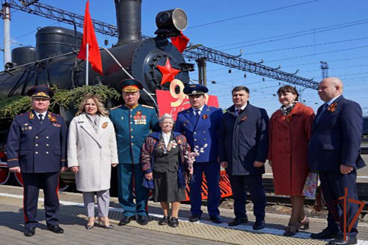 «Поезд Победы» прибыл во Владивосток под звуки военного оркестра Росгвардии 