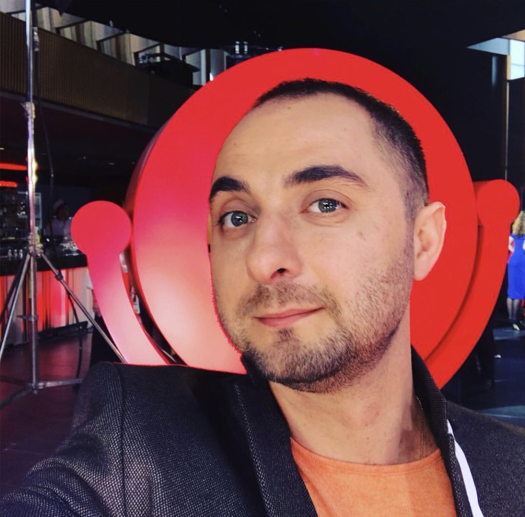 Демис карибидис жена. Камеди клаб демис карибидис. Как зовут демиса карибидиса. Демис карибидис. Демис карибидис.