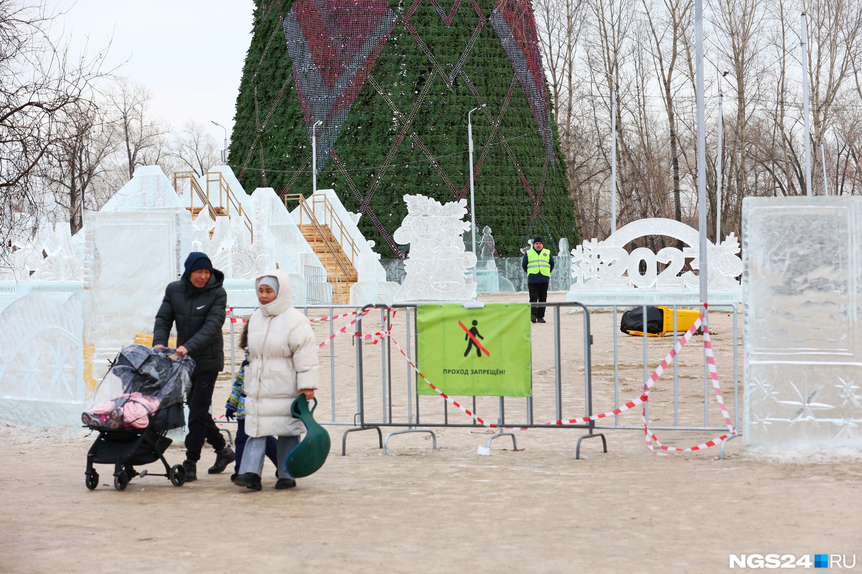 дивногорск ледовый городок. татышев-парк красноярск 2022. ледяные горки в красноярске 2022-2023. ёлка на татышева красноярск. горки в сибири.