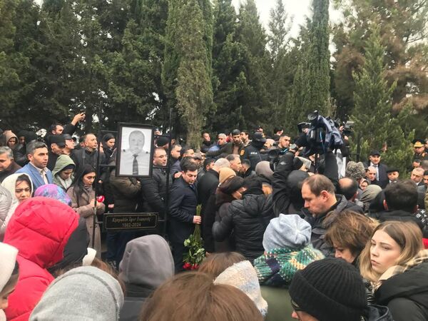 Aktauda aviaqəzasında həlak olan ekipaj üzvlərinin dəfn mərasimi - Sputnik Азербайджан