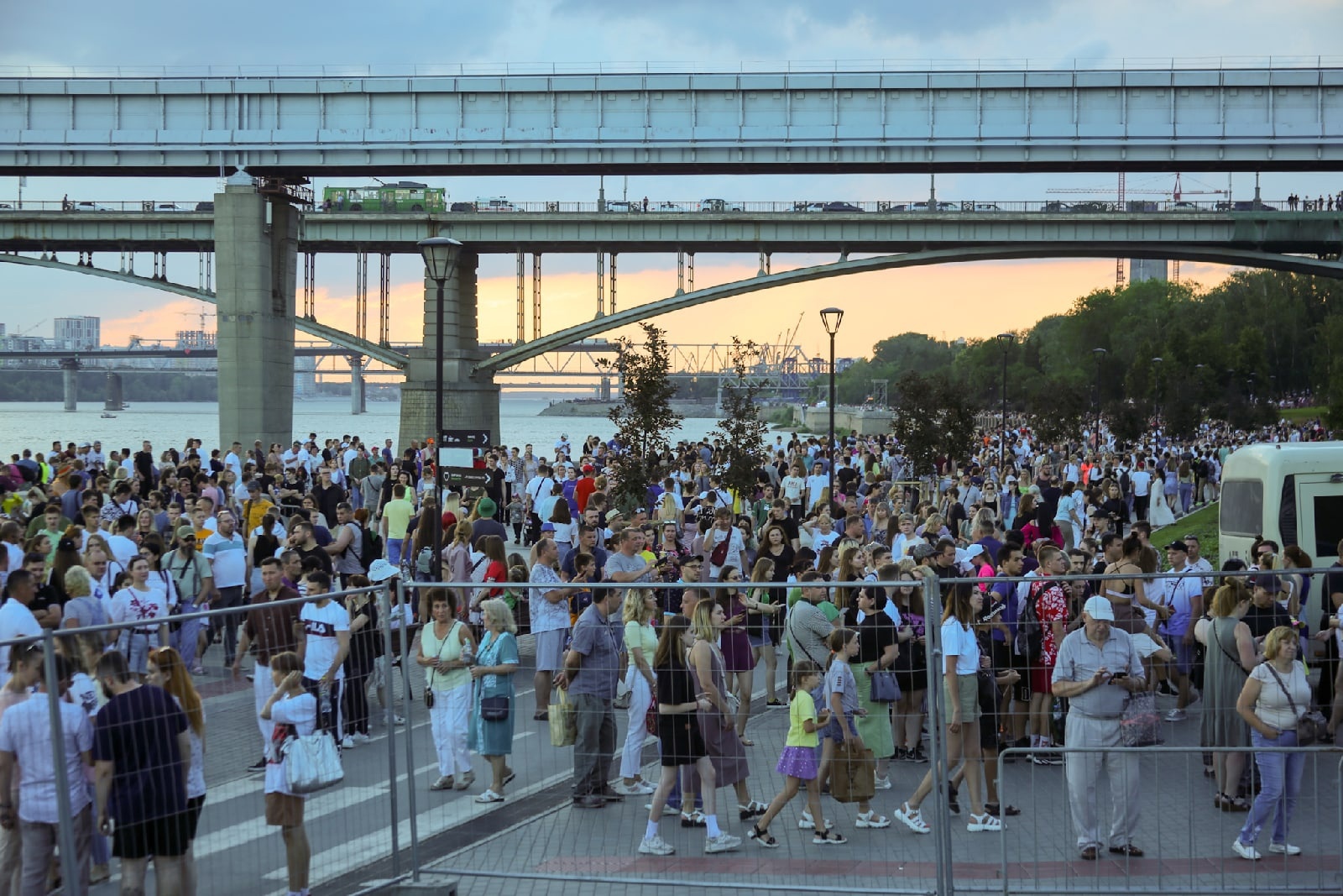 День города 2023. Михайловская набережная Новосибирск. С днем города. День города Михайловская набережная. День города Новосибирск.