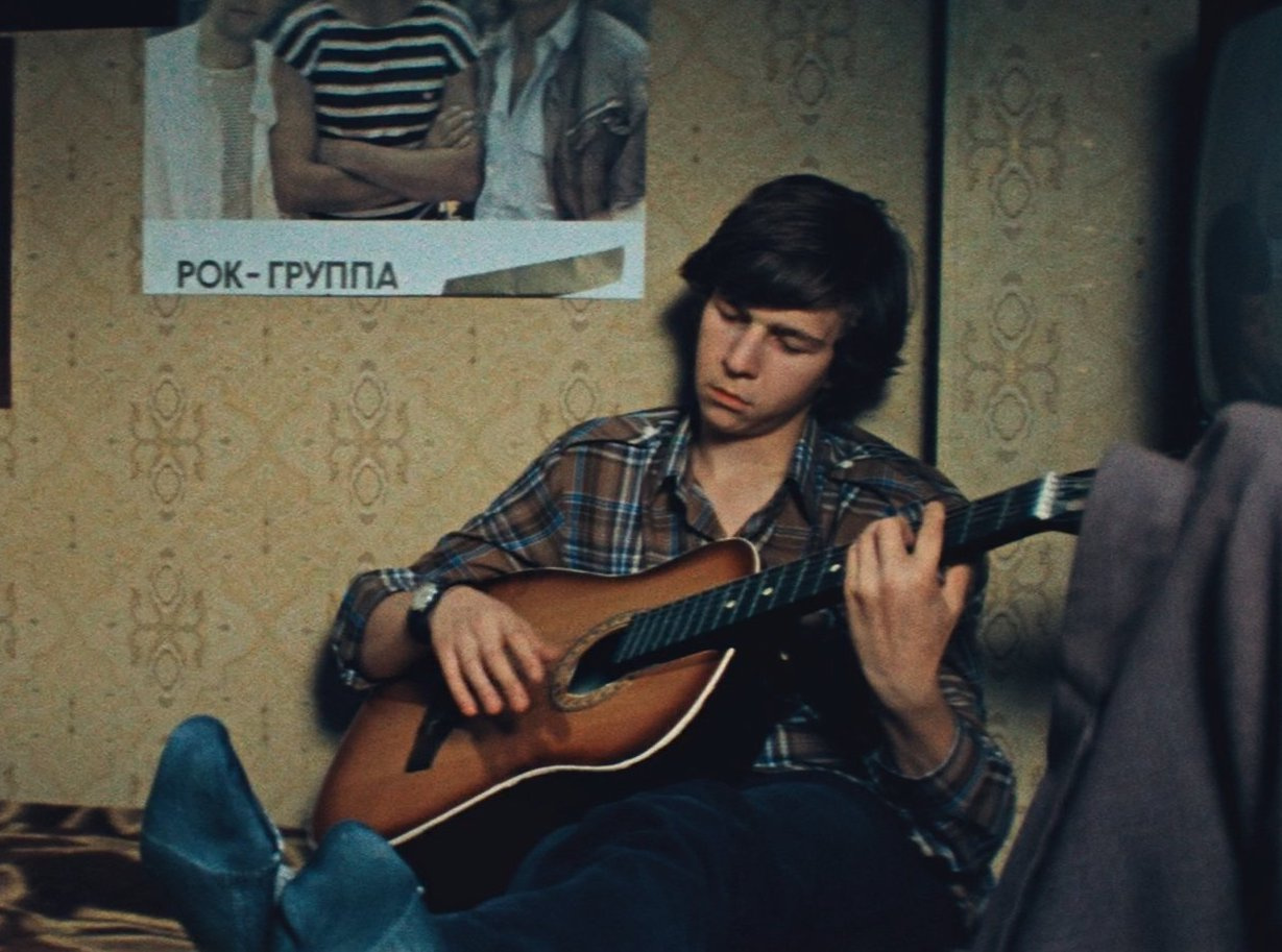 Как и его герой, Дунаевский играл на музыкальных инструментах. Причем гитара была не единственным