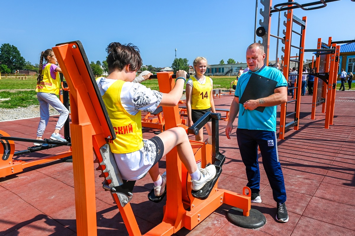 Спортивный специалист. Спортивная семья фото. ГТО участники. Как проходит ГТО. Студенты сдают ГТО.