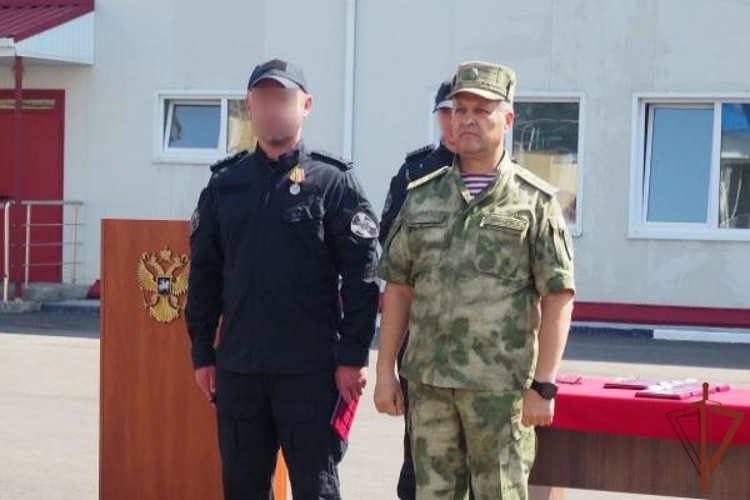 Командующий Центральным округом Росгвардии вручил государственные награды сотрудникам ведомства в Белгородской области