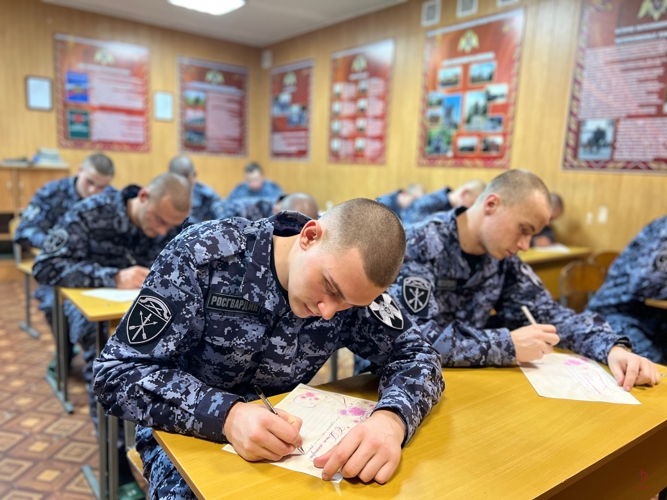 Юноши, проходящие службу в калининградском полку Росгвардии, поздравили своих матерей с праздником (видео)