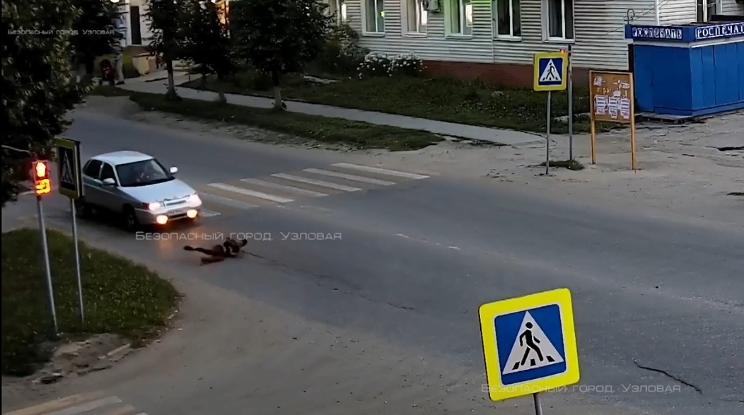 Сбила машина на дороге. В Новомосковске сбили пешехода. Сбили на пешеходном переходе. Сбили дорожные знаки в Узловой.