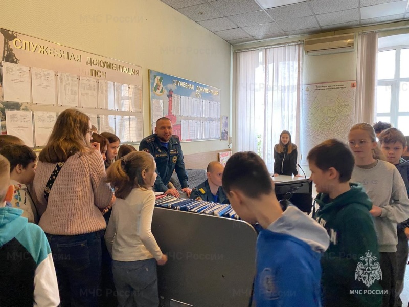 Сотрудники МЧС России провели познавательную экскурсию для школьников