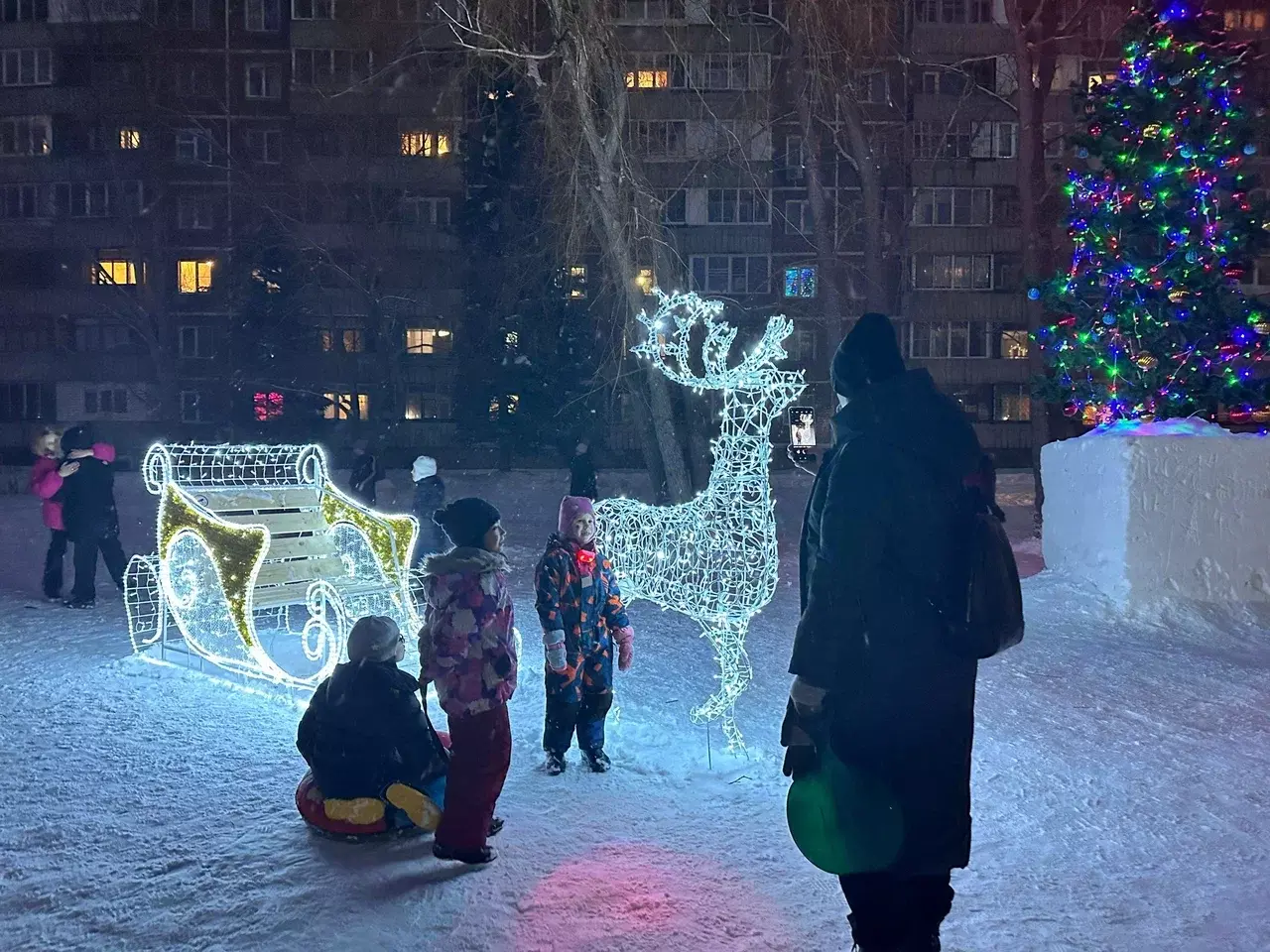 Подготовка к Новому году началась в Советском районе. Глава администрации Дмитрий Оленников раскритиковал подчиненных за отсутствие катков.