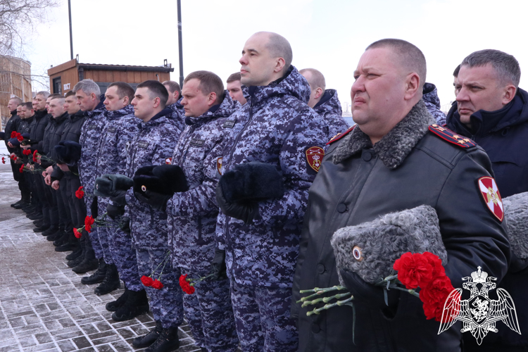 В преддверии Дня образования войск национальной гвардии Российской Федерации красноярские росгвардейцы почтили память коллег, погибших при исполнении служебных обязанностей