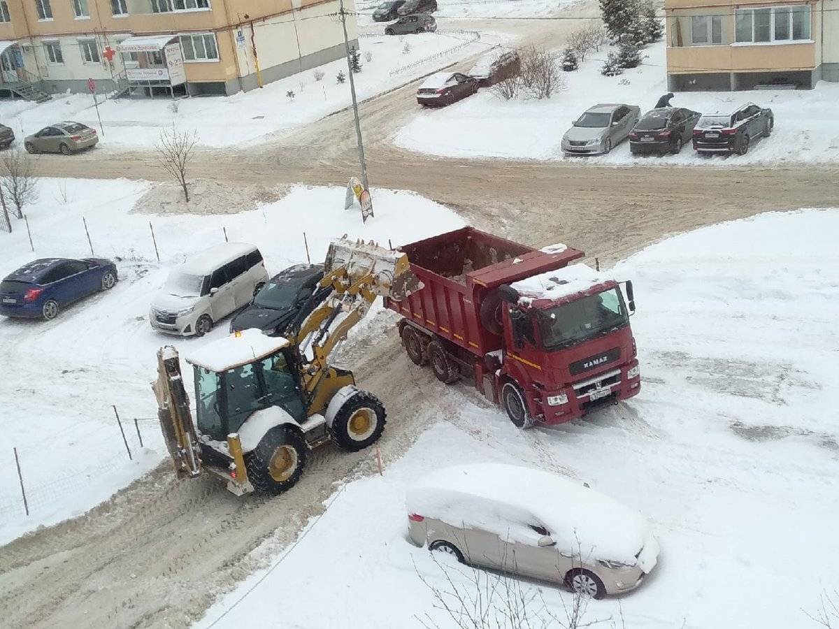 Неубранный снег во дворе. Уборка снега. Снег во дворе. Уборка снега фото. Первый снегопад.