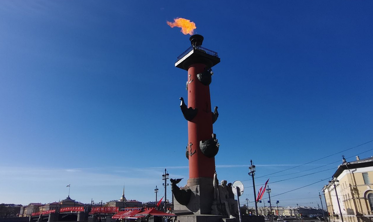 ростральные колонны санкт-петербург. ростральные колонны в 1810 году с факелом. ростральные колонны 8 февраля. ростральные колонны васильевский остров. кунсткамера.