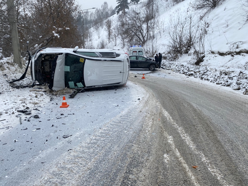 Инцидент алтайское. Происшествия в Республике Алтай. Горно-Алтайск перевернулся автобус.