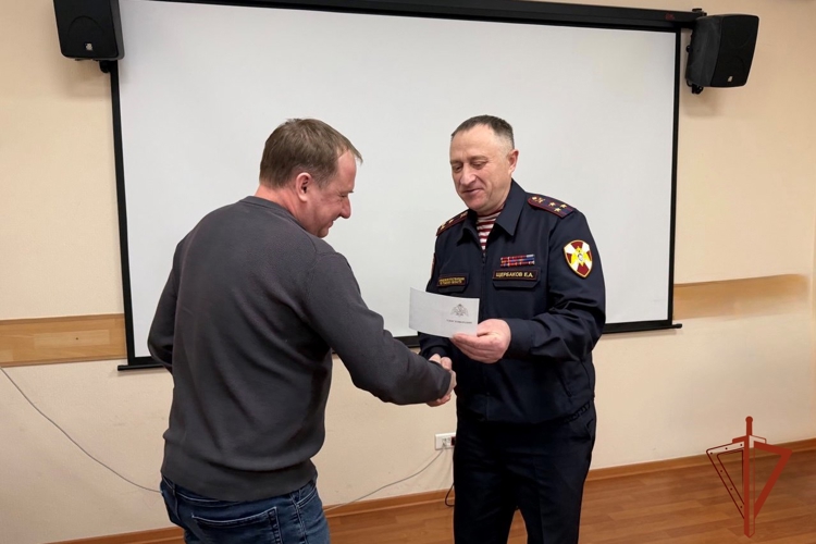 Начальник Управления Росгвардии по Томской области вручил ведомственные награды представителям СМИ 