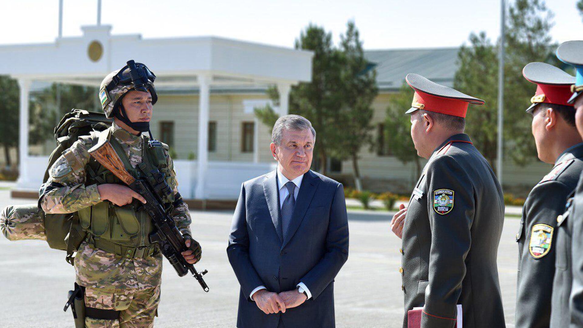 Шавкат Мирзиёев посетил воинскую часть (архивное фото) - Sputnik Узбекистан, 1920, 25.08.2025