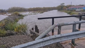 Пошел на спад уровень воды в реке Большая Воровская, подтопившей село Соболево на Камчатке