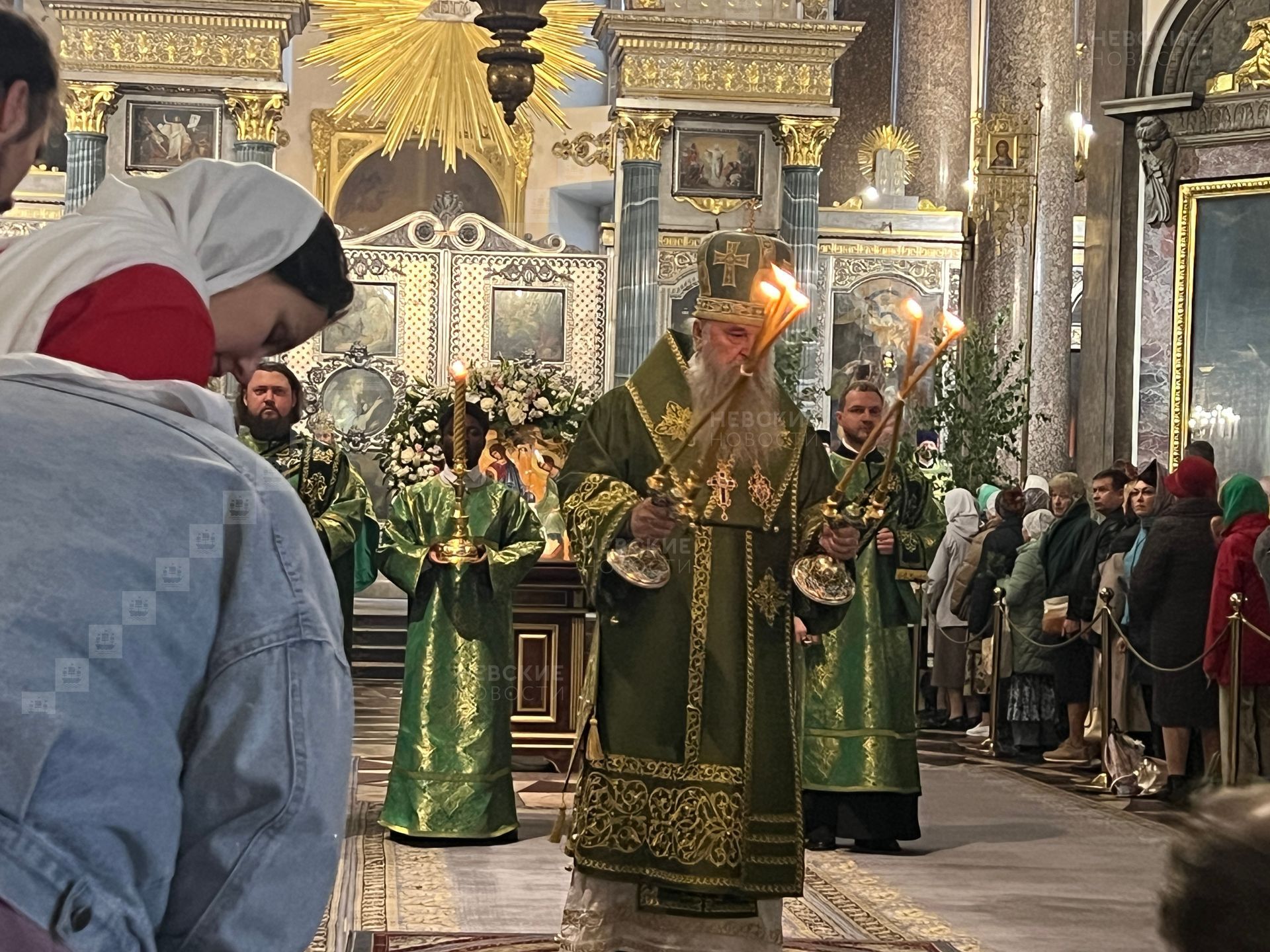 Транспорт на пасху в спб 2024. Православный храм. Украшение храма на Троицу. Пасхальное богослужение. Храм в день Святой Троицы.