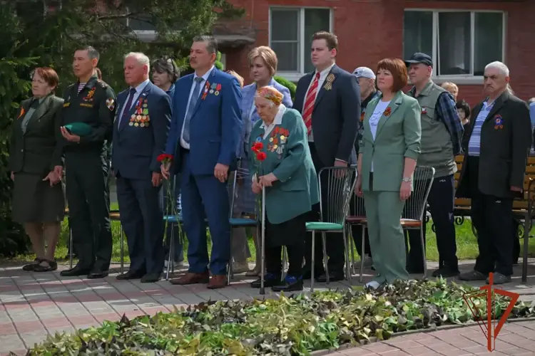 По случаю Дня Победы военнослужащие омской воинской части Росгвардии провели концерт в геронтологическом центре