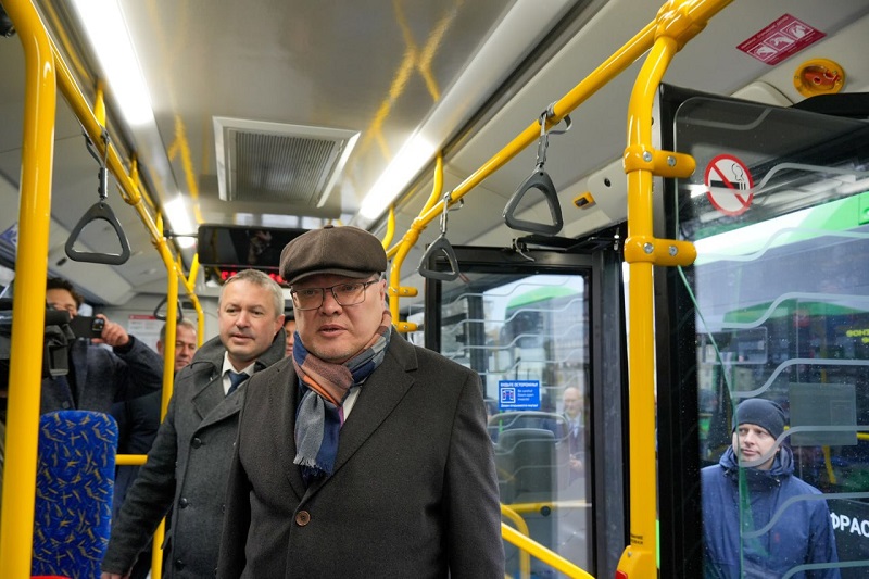 Губернатор вручил ключи автобусов их водителям в Кирове