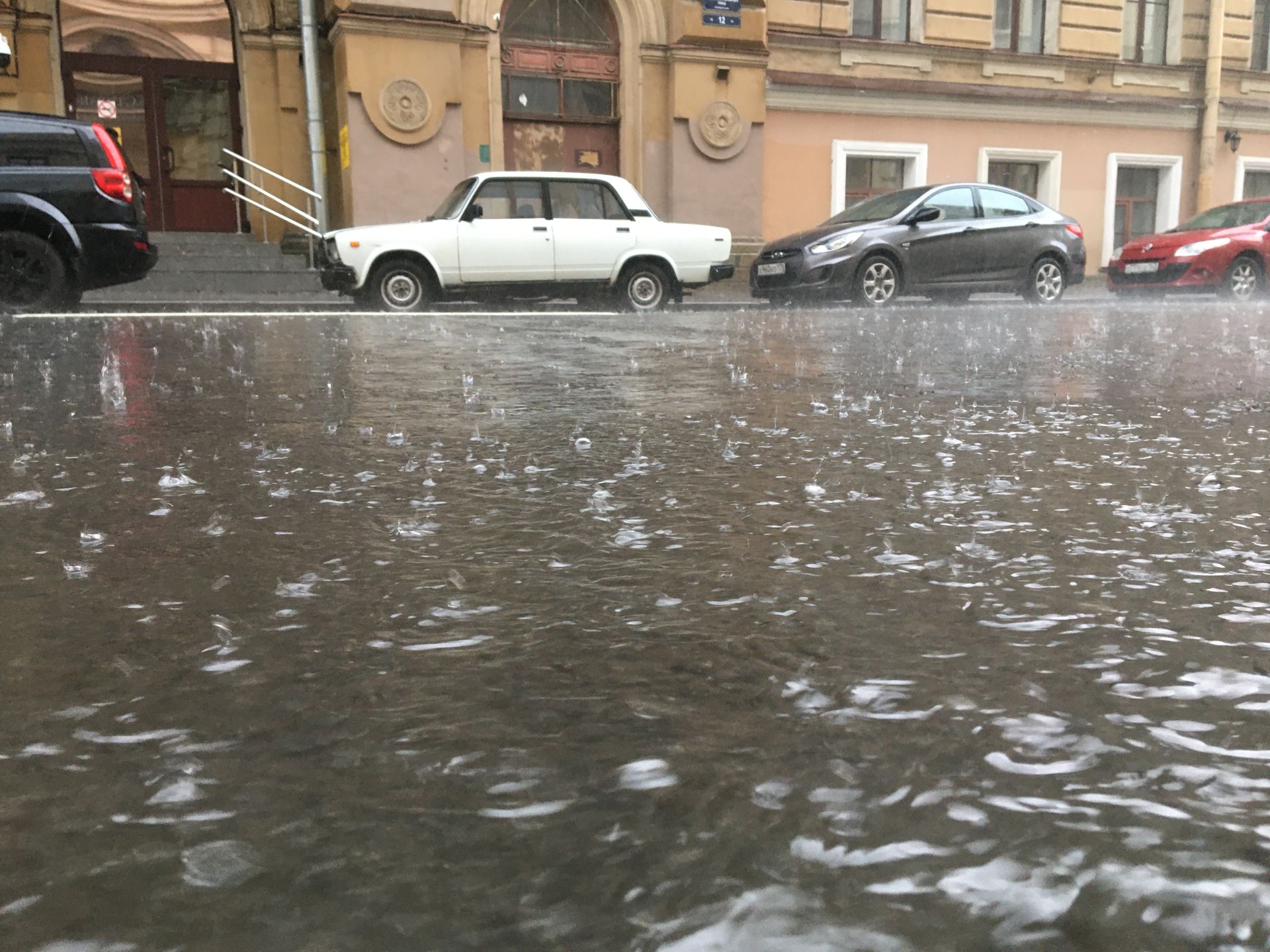 Ливень в питере. Дождь в питере. Дождь в спб сегодня. Пасмурный питер. Петербург после дождя.